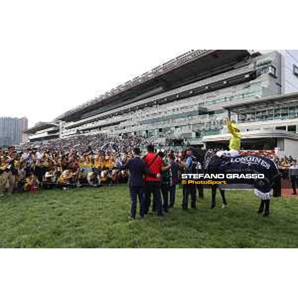 Longines Hong Kong International Races of Hong Kong - - Hong Kong, Sha Tin - 10 December 2023 - ph.Stefano Grasso/Longines Zac Purton on Lucky Sweynesse wins the Longines Hong Kong Sprint