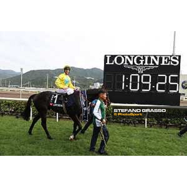 Longines Hong Kong International Races of Hong Kong - - Hong Kong, Sha Tin - 10 December 2023 - ph.Stefano Grasso/Longines Zac Purton on Lucky Sweynesse wins the Longines Hong Kong Sprint