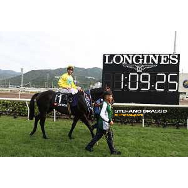 Longines Hong Kong International Races of Hong Kong - - Hong Kong, Sha Tin - 10 December 2023 - ph.Stefano Grasso/Longines Zac Purton on Lucky Sweynesse wins the Longines Hong Kong Sprint