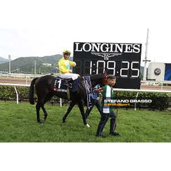 Longines Hong Kong International Races of Hong Kong - - Hong Kong, Sha Tin - 10 December 2023 - ph.Stefano Grasso/Longines Zac Purton on Lucky Sweynesse wins the Longines Hong Kong Sprint