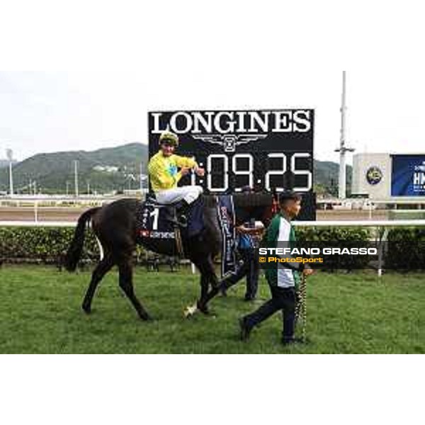 Longines Hong Kong International Races of Hong Kong - - Hong Kong, Sha Tin - 10 December 2023 - ph.Stefano Grasso/Longines Zac Purton on Lucky Sweynesse wins the Longines Hong Kong Sprint