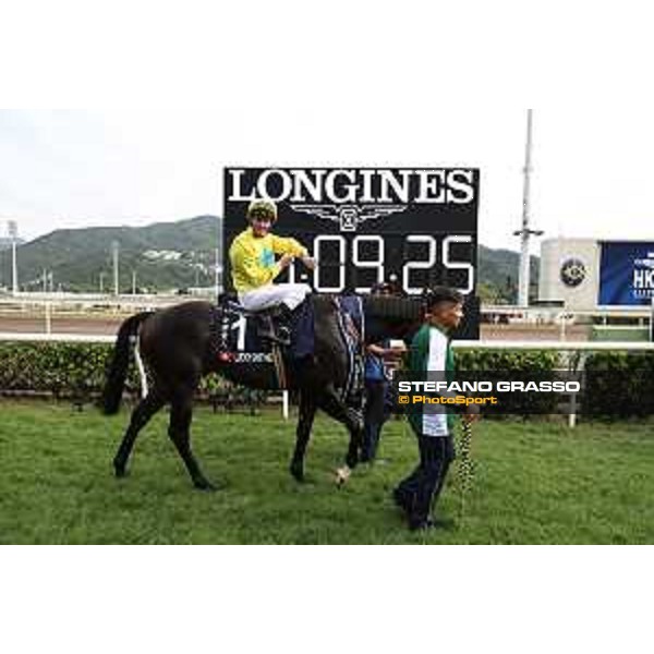 Longines Hong Kong International Races of Hong Kong - - Hong Kong, Sha Tin - 10 December 2023 - ph.Stefano Grasso/Longines Zac Purton on Lucky Sweynesse wins the Longines Hong Kong Sprint