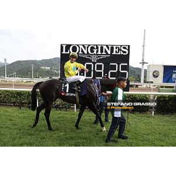 Longines Hong Kong International Races of Hong Kong - - Hong Kong, Sha Tin - 10 December 2023 - ph.Stefano Grasso/Longines Zac Purton on Lucky Sweynesse wins the Longines Hong Kong Sprint