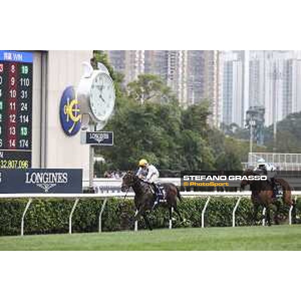 Longines Hong Kong International Races of Hong Kong - - Hong Kong, Sha Tin - 10 December 2023 - ph.Stefano Grasso/Longines Vincent Ho on Golden Sixty wins the Longines Hong Kong Mile