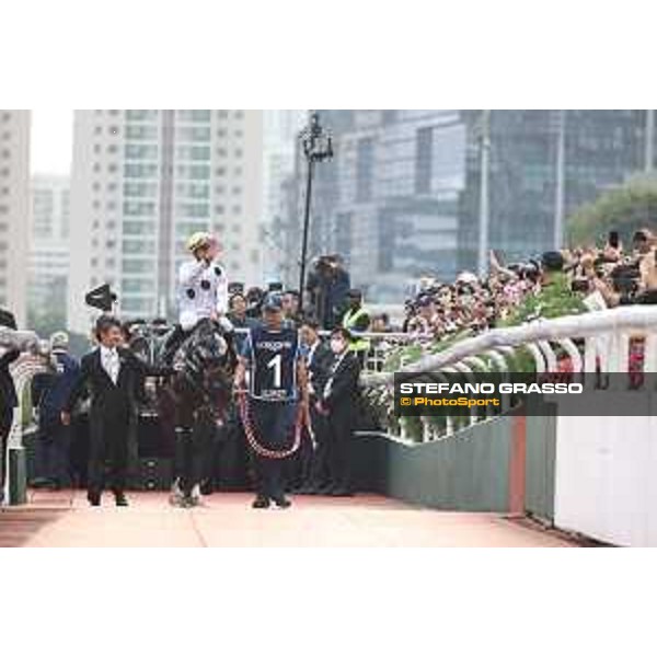 Longines Hong Kong International Races of Hong Kong - - Hong Kong, Sha Tin - 10 December 2023 - ph.Stefano Grasso/Longines Vincent Ho on Golden Sixty wins the Longines Hong Kong Mile