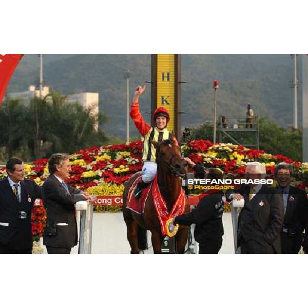 winning connection of The Hong Kong Cup 2003 Sha Tin 14-12-03 ph. Stefano Grasso 