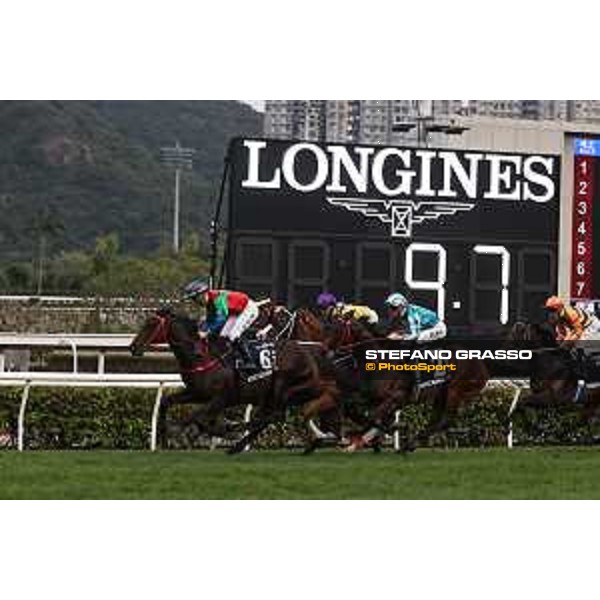 Longines Hong Kong International Races of Hong Kong - - Hong Kong, Sha Tin - 10 December 2023 - ph.Stefano Grasso/Longines James McDonald on Romantic Warrior wins the Longines Hong Kong Cup