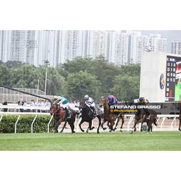 Longines Hong Kong International Races of Hong Kong - - Hong Kong, Sha Tin - 10 December 2023 - ph.Stefano Grasso/Longines James McDonald on Romantic Warrior wins the Longines Hong Kong Cup