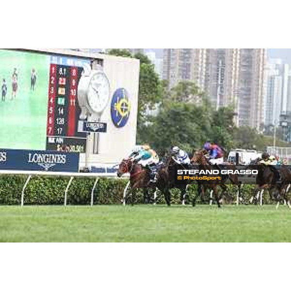 Longines Hong Kong International Races of Hong Kong - - Hong Kong, Sha Tin - 10 December 2023 - ph.Stefano Grasso/Longines James McDonald on Romantic Warrior wins the Longines Hong Kong Cup