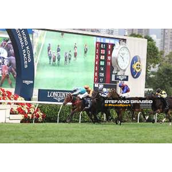 Longines Hong Kong International Races of Hong Kong - - Hong Kong, Sha Tin - 10 December 2023 - ph.Stefano Grasso/Longines James McDonald on Romantic Warrior wins the Longines Hong Kong Cup