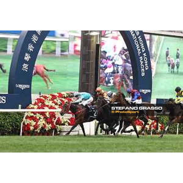 Longines Hong Kong International Races of Hong Kong - - Hong Kong, Sha Tin - 10 December 2023 - ph.Stefano Grasso/Longines James McDonald on Romantic Warrior wins the Longines Hong Kong Cup