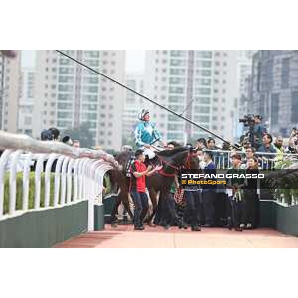 Longines Hong Kong International Races of Hong Kong - - Hong Kong, Sha Tin - 10 December 2023 - ph.Stefano Grasso/Longines James McDonald on Romantic Warrior wins the Longines Hong Kong Cup