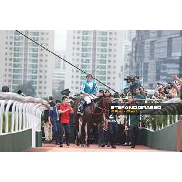 Longines Hong Kong International Races of Hong Kong - - Hong Kong, Sha Tin - 10 December 2023 - ph.Stefano Grasso/Longines James McDonald on Romantic Warrior wins the Longines Hong Kong Cup