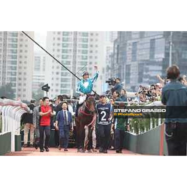 Longines Hong Kong International Races of Hong Kong - - Hong Kong, Sha Tin - 10 December 2023 - ph.Stefano Grasso/Longines James McDonald on Romantic Warrior wins the Longines Hong Kong Cup