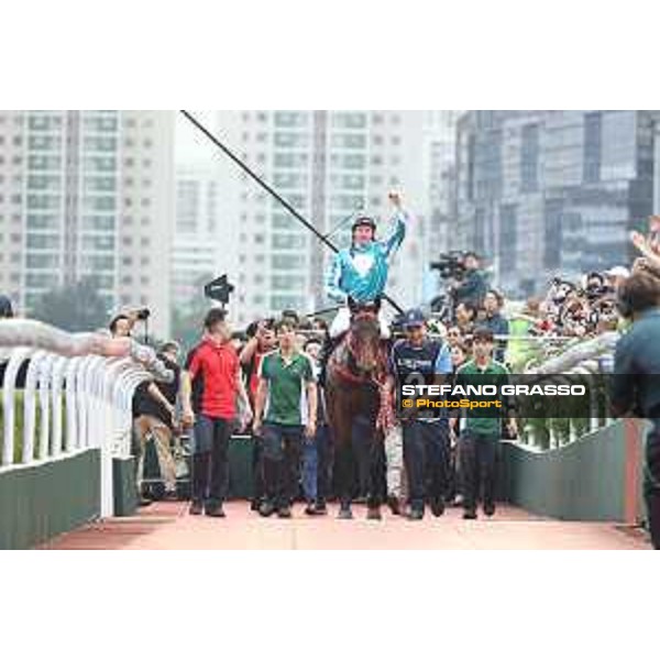 Longines Hong Kong International Races of Hong Kong - - Hong Kong, Sha Tin - 10 December 2023 - ph.Stefano Grasso/Longines James McDonald on Romantic Warrior wins the Longines Hong Kong Cup