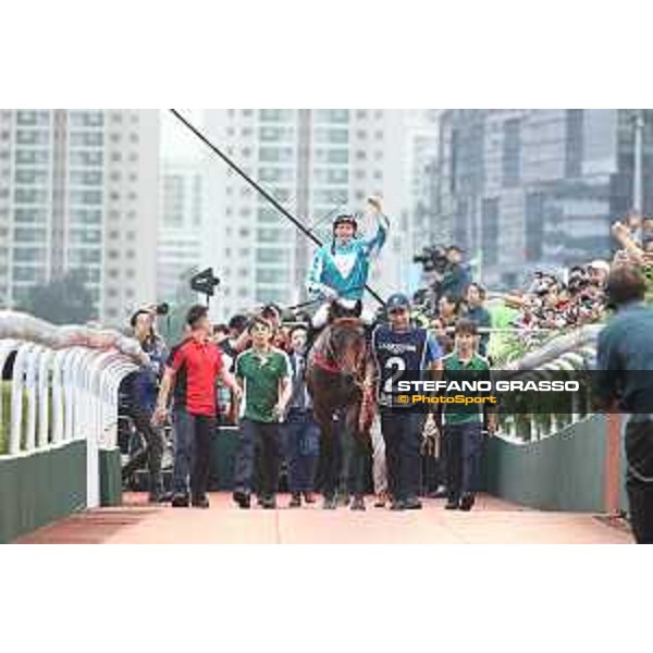 Longines Hong Kong International Races of Hong Kong - - Hong Kong, Sha Tin - 10 December 2023 - ph.Stefano Grasso/Longines James McDonald on Romantic Warrior wins the Longines Hong Kong Cup