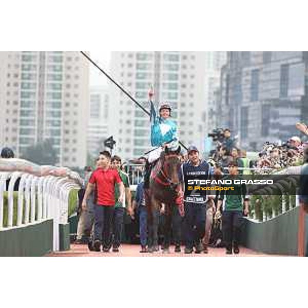 Longines Hong Kong International Races of Hong Kong - - Hong Kong, Sha Tin - 10 December 2023 - ph.Stefano Grasso/Longines James McDonald on Romantic Warrior wins the Longines Hong Kong Cup