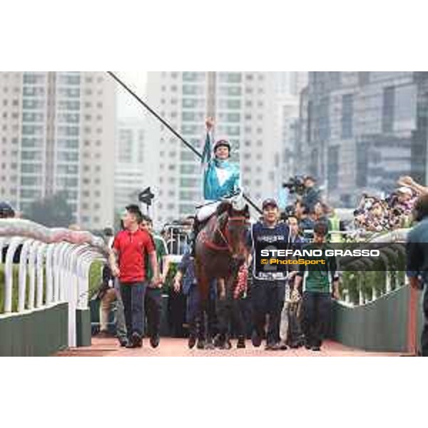 Longines Hong Kong International Races of Hong Kong - - Hong Kong, Sha Tin - 10 December 2023 - ph.Stefano Grasso/Longines James McDonald on Romantic Warrior wins the Longines Hong Kong Cup