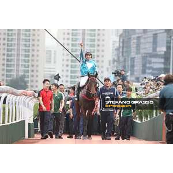 Longines Hong Kong International Races of Hong Kong - - Hong Kong, Sha Tin - 10 December 2023 - ph.Stefano Grasso/Longines James McDonald on Romantic Warrior wins the Longines Hong Kong Cup