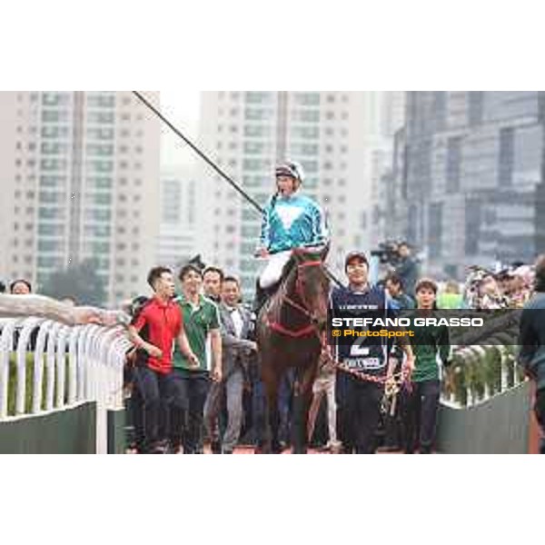 Longines Hong Kong International Races of Hong Kong - - Hong Kong, Sha Tin - 10 December 2023 - ph.Stefano Grasso/Longines James McDonald on Romantic Warrior wins the Longines Hong Kong Cup