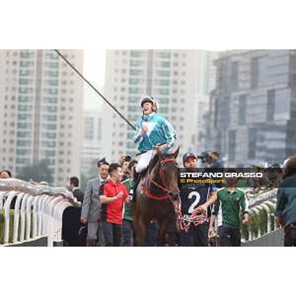 Longines Hong Kong International Races of Hong Kong - - Hong Kong, Sha Tin - 10 December 2023 - ph.Stefano Grasso/Longines James McDonald on Romantic Warrior wins the Longines Hong Kong Cup