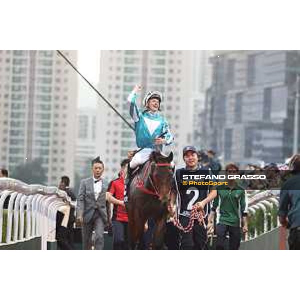 Longines Hong Kong International Races of Hong Kong - - Hong Kong, Sha Tin - 10 December 2023 - ph.Stefano Grasso/Longines James McDonald on Romantic Warrior wins the Longines Hong Kong Cup