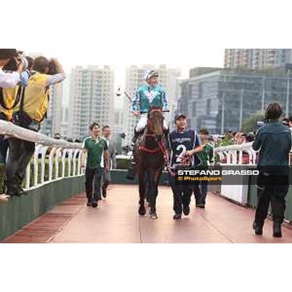 Longines Hong Kong International Races of Hong Kong - - Hong Kong, Sha Tin - 10 December 2023 - ph.Stefano Grasso/Longines James McDonald on Romantic Warrior wins the Longines Hong Kong Cup