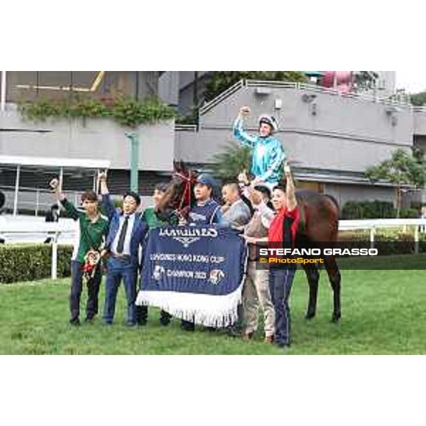 Longines Hong Kong International Races of Hong Kong - - Hong Kong, Sha Tin - 10 December 2023 - ph.Stefano Grasso/Longines James McDonald on Romantic Warrior wins the Longines Hong Kong Cup