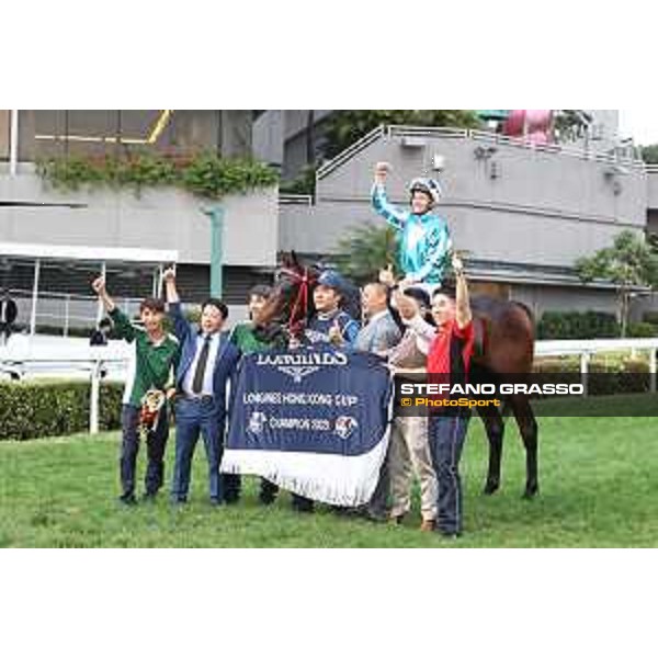 Longines Hong Kong International Races of Hong Kong - - Hong Kong, Sha Tin - 10 December 2023 - ph.Stefano Grasso/Longines James McDonald on Romantic Warrior wins the Longines Hong Kong Cup