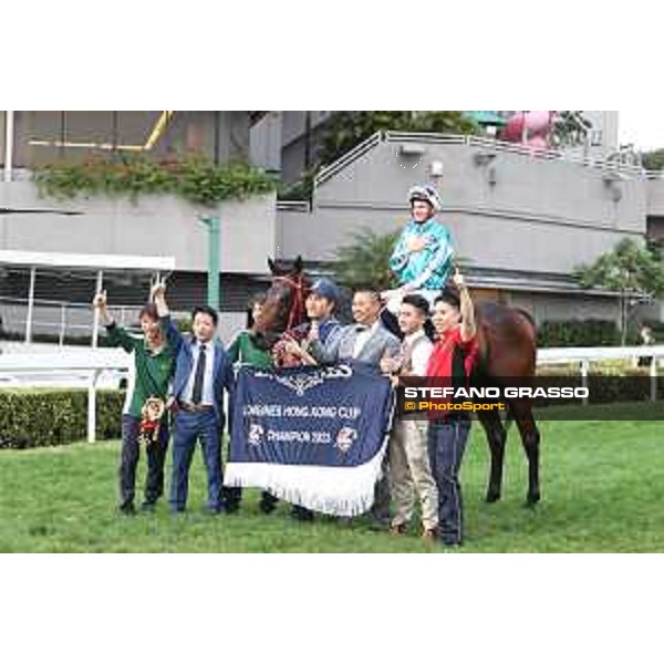 Longines Hong Kong International Races of Hong Kong - - Hong Kong, Sha Tin - 10 December 2023 - ph.Stefano Grasso/Longines James McDonald on Romantic Warrior wins the Longines Hong Kong Cup