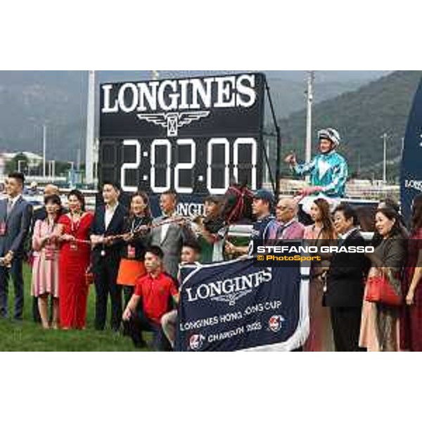 Longines Hong Kong International Races of Hong Kong - - Hong Kong, Sha Tin - 10 December 2023 - ph.Stefano Grasso/Longines James McDonald on Romantic Warrior wins the Longines Hong Kong Cup