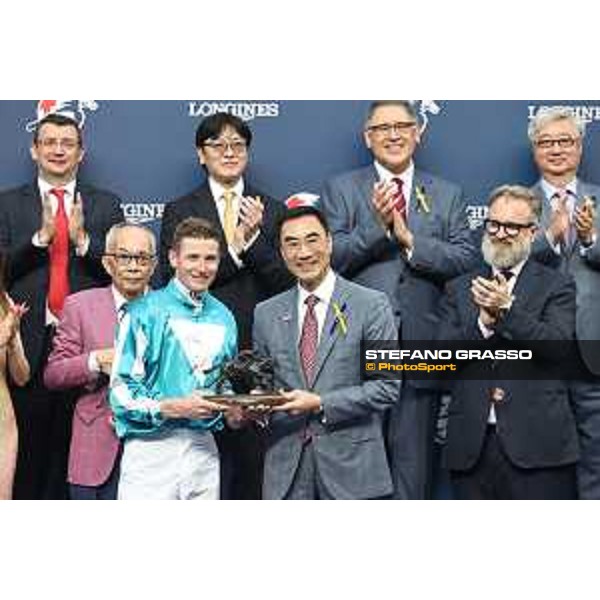 Longines Hong Kong International Races of Hong Kong - - Hong Kong, Sha Tin - 10 December 2023 - ph.Stefano Grasso/Longines James McDonald on Romantic Warrior wins the Longines Hong Kong Cup