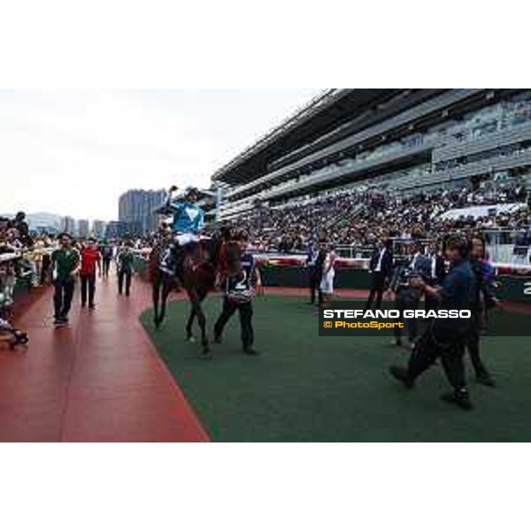 Longines Hong Kong International Races of Hong Kong - - Hong Kong, Sha Tin - 10 December 2023 - ph.Stefano Grasso/Longines James McDonald on Romantic Warrior wins the Longines Hong Kong Cup