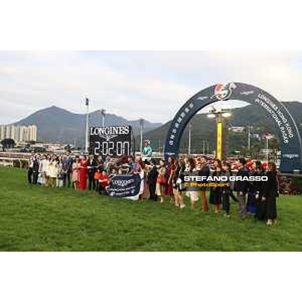 Longines Hong Kong International Races of Hong Kong - - Hong Kong, Sha Tin - 10 December 2023 - ph.Stefano Grasso/Longines James McDonald on Romantic Warrior wins the Longines Hong Kong Cup