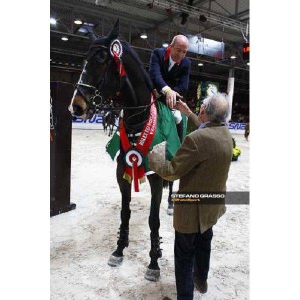 Michael Whitaker on Insutech Amai receives the trophy from Piero D\'Inzeo after winning the Jumping Verona - Rolex Fei World Cup tm 2009 Verona, 8th nov. 2009 ph.Fieracavalli/Stefano Grasso