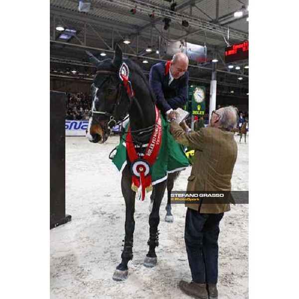 Michael Whitaker on Insutech Amai receives the trophy from Piero D\'Inzeo after winning the Jumping Verona - Rolex Fei World Cup tm 2009 Verona, 8th nov. 2009 ph.Fieracavalli/Stefano Grasso