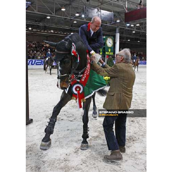 Michael Whitaker on Insutech Amai receives the trophy from Piero D\'Inzeo after winning the Jumping Verona - Rolex Fei World Cup tm 2009 Verona, 8th nov. 2009 ph.Fieracavalli/Stefano Grasso