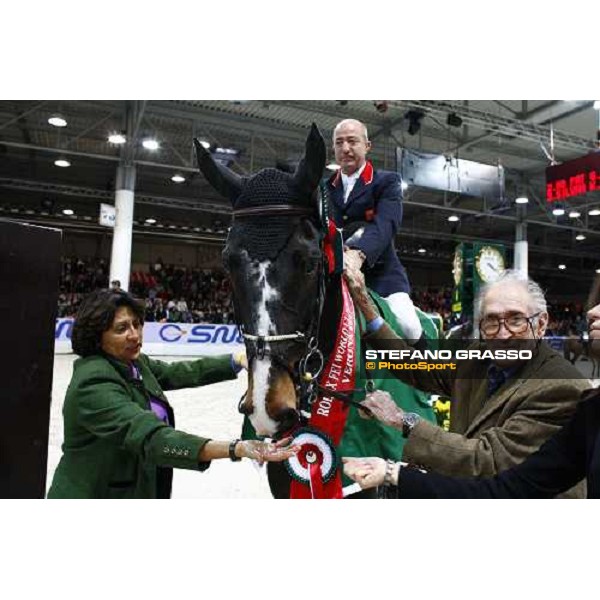 Michael Whitaker on Insutech Amai receives the trophy from Piero D\'Inzeo after winning the Jumping Verona - Rolex Fei World Cup tm 2009 Verona, 8th nov. 2009 ph.Fieracavalli/Stefano Grasso