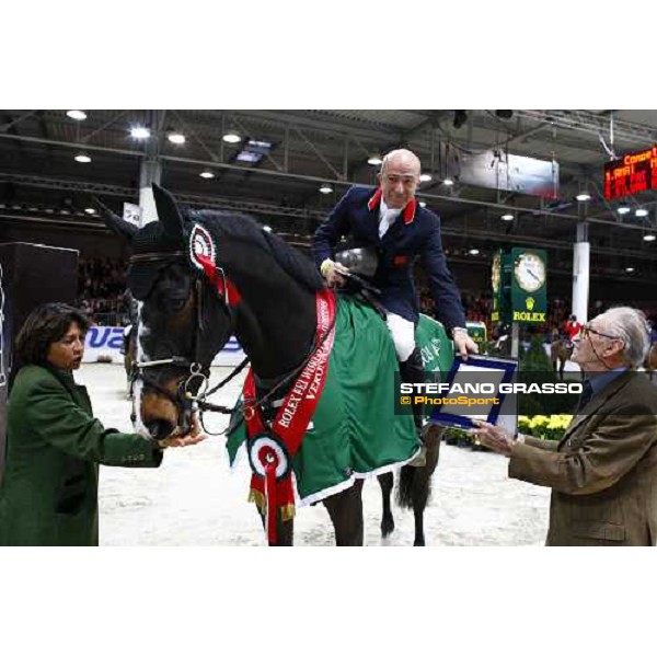 Michael Whitaker on Insutech Amai receives the trophy from Piero D\'Inzeo after winning the Jumping Verona - Rolex Fei World Cup tm 2009 Verona, 8th nov. 2009 ph.Fieracavalli/Stefano Grasso