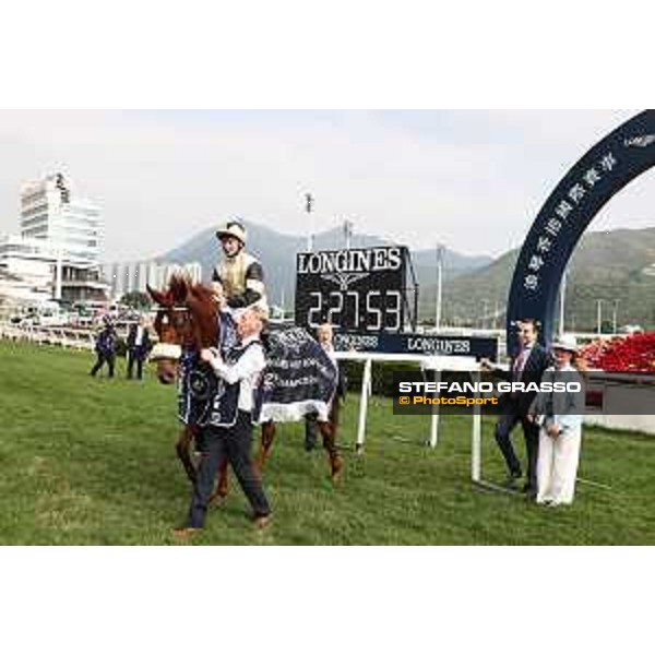LHKIR 2024 of Hong Kong - - Hong Kong, Sha Tin racecourse - 8 December 2024 - ph.Stefano Grasso/Longines Oisin Murphy on Giavellotto wins the Longines Hong Kong Vase
