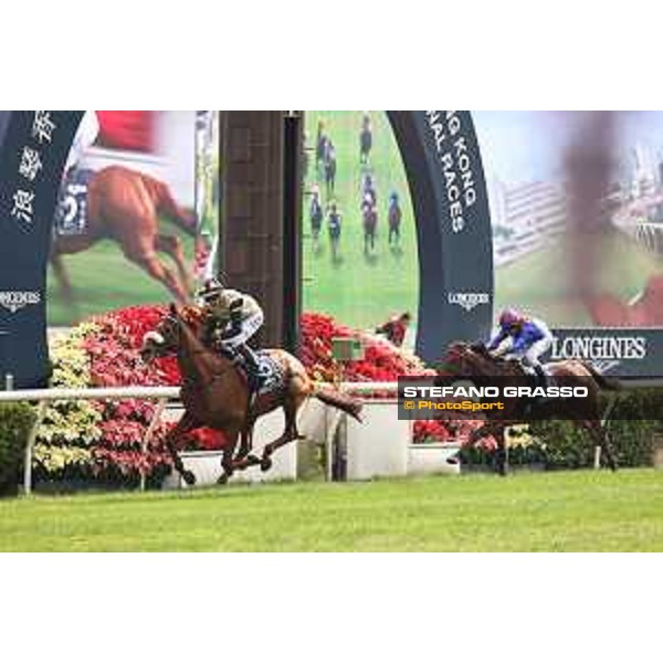 LHKIR 2024 of Hong Kong - - Hong Kong, Sha Tin racecourse - 8 December 2024 - ph.Stefano Grasso/Longines Oisin Murphy on Giavellotto wins the Longines Hong Kong Vase