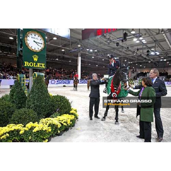 Michael Whitaker on Insul Tech Amai receives the Rolex watch by dott. Marini, CEO of Rolex Italy, after winning the Jumping Verona - Rolex Fei World Cup tm 2009 - close to them Eleonora Ottaviani and John Roche Verona, 8th nov. 2009 ph.Fieracavalli/Stefan