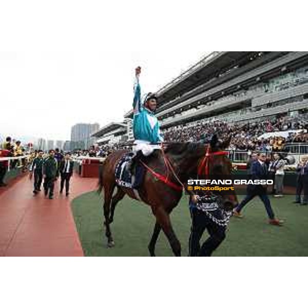 LHKIR 2024 of Hong Kong - - Hong Kong, Sha Tin racecourse - 8 December 2024 - ph.Stefano Grasso/Longines James McDonald on Romantic Warrior wins the Longines Hong Kong Cup