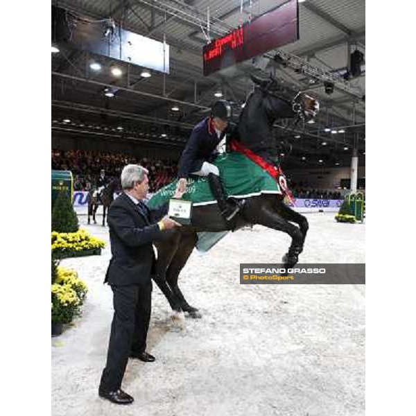 Michael Whitaker on Insul Tech Amai receives the Rolex watch from dott. Gian Riccardo Marini, CEO of Rolex Italia, after winning the Jumping Verona - Rolex Fei World Cup tm 2009 Verona, 8th nov. 2009 ph.Fieracavalli/Stefano Grasso