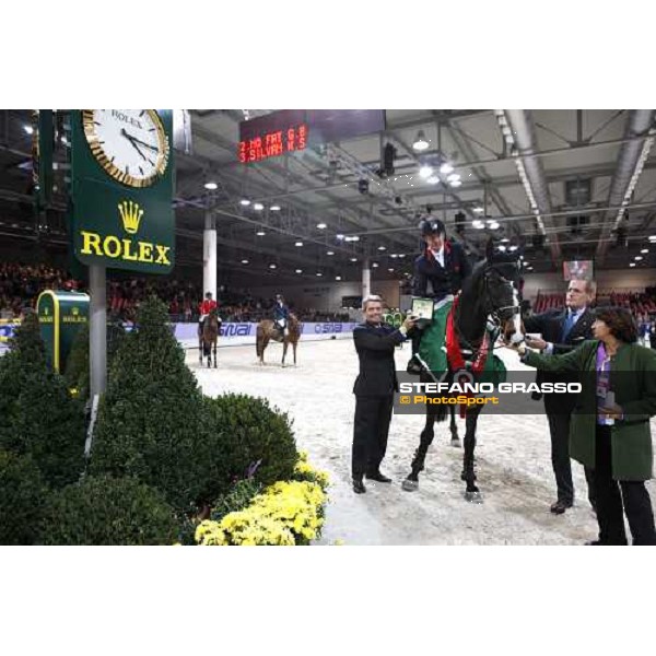 Michael Whitaker on Insul Tech Amai receives the Rolex watch from dott. Gian Riccardo Marini, CEO of Rolex Italia, after winning the Jumping Verona - Rolex Fei World Cup tm 2009 - close to them Cap. John Roche and Eleonora Ottaviani Verona, 8th nov. 2009