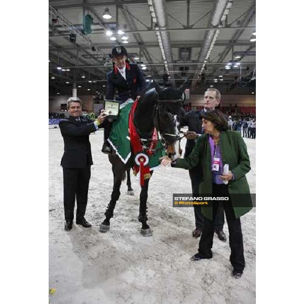 Michael Whitaker on Insul Tech Amai receives the Rolex watch from dott. Gian Riccardo Marini, CEO of Rolex Italia, after winning the Jumping Verona - Rolex Fei World Cup tm 2009 - close to them Cap. John Roche and Eleonora Ottaviani Verona, 8th nov. 2009
