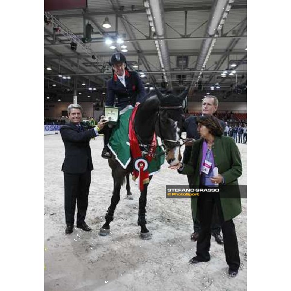 Michael Whitaker on Insul Tech Amai receives the Rolex watch from dott. Gian Riccardo Marini, CEO of Rolex Italia, after winning the Jumping Verona - Rolex Fei World Cup tm 2009 - close to them Cap. John Roche and Eleonora Ottaviani Verona, 8th nov. 2009