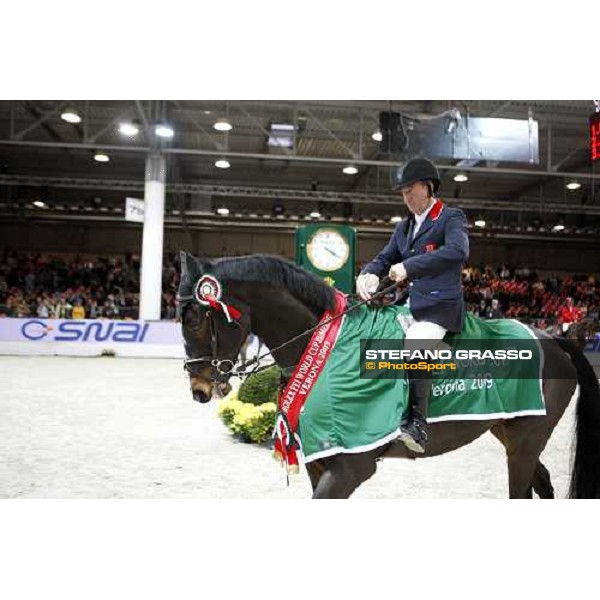 Michael Whitaker parades on Insul Tech Amai after winning the Jumping Verona - Rolex Fei World Cup tm 2009 Verona, 8th nov. 2009 ph.Fieracavalli/Stefano Grasso