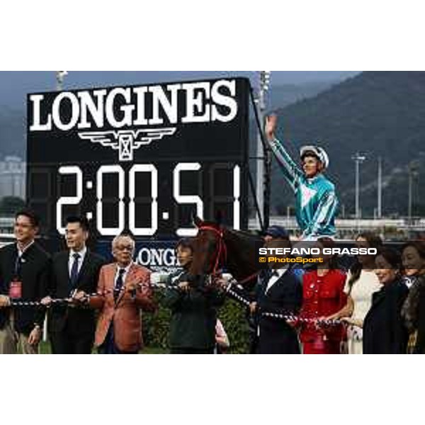 LHKIR 2024 of Hong Kong - - Hong Kong, Sha Tin racecourse - 8 December 2024 - ph.Stefano Grasso/Longines James McDonald on Romantic Warrior wins the Longines Hong Kong Cup