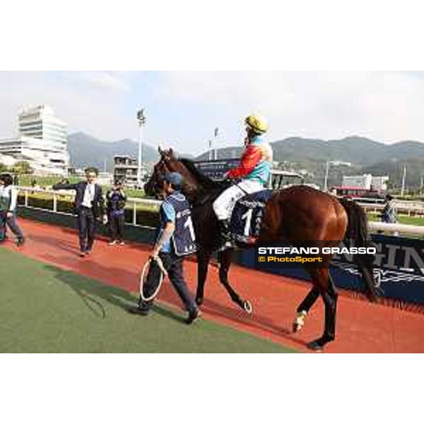 LHKIR 2024 of Hong Kong - - Hong Kong, Sha Tin racecourse - 8 December 2024 - ph.Stefano Grasso/Longines Zac Purton on Ka Ying Rising wins the Longines Hong Kong Sprint